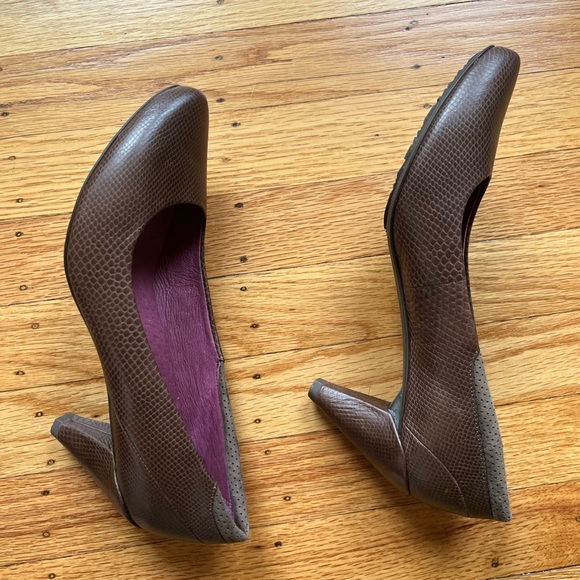 Tsubo Brown Heels with Cushioned Insole and Elegant Design - Picture 2 of 7